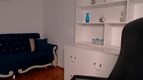 Vivienne online show from 03.06.25