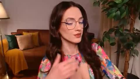 Vivienne online show from 12.02.25