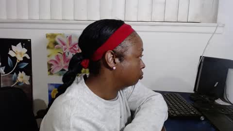 Snapshot of vixenfyre chatting on 12.09.24 Vixen Fyre online show from 12.09.24