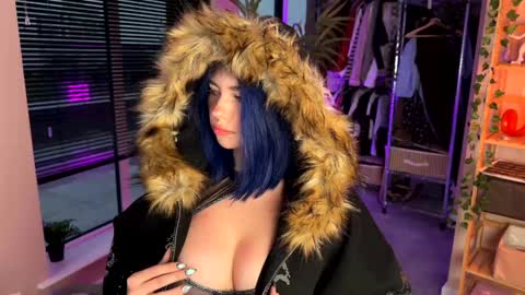 Polly  Online mostly at 9pm-2am UK Time online show from 10.19.25