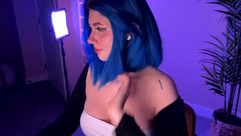 Polly  Online mostly at 9pm-2am UK Time online show from 12.18.25