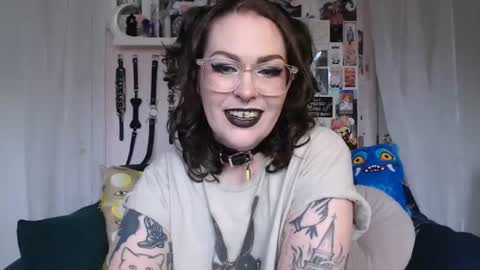 Snapshot of vixinvvitch chatting on 06.13.26 VIXIN online show from 06.13.26
