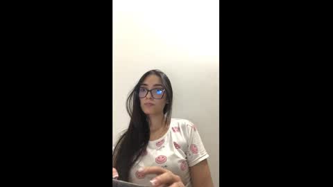 Snapshot of vsantini_ chatting on 02.04.25 vsantini_ online show from 02.04.25
