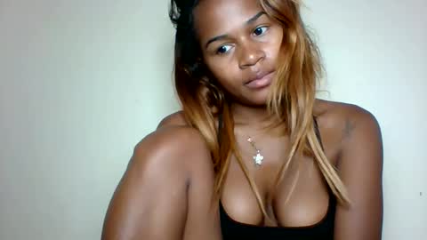 Snapshot of vynarahot chatting on 05.30.26 vynarahot online show from 05.30.26