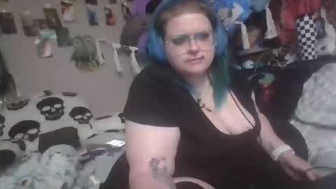 Snapshot of vyxenvoid chatting on 04.12.26 Vyx online show from 04.12.26