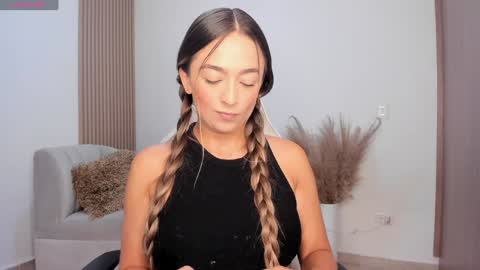 Snapshot of wandathompson_ chatting on 12.05.24 Wanda online show from 12.05.24