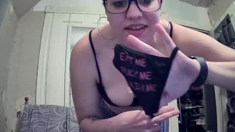 Snapshot of warwhore24 chatting on 02.05.25 warwhore24 online show from 02.05.25