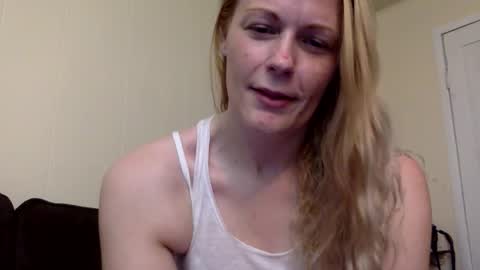 Snapshot of webcumcouple chatting on 05.19.26 HayleyJay online show from 05.19.26