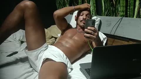 Snapshot of wellcrz chatting on 10.18.25 wellcrz online show from 10.18.25