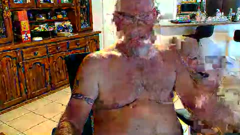 Snapshot of wellhelloo chatting on 04.29.26 Wellhelloo online show from 04.29.26