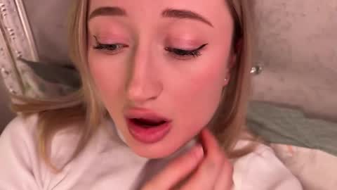 Snapshot of wendy_amber chatting on 02.05.25 Daisy    online show from 02.05.25