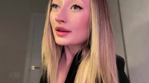 Snapshot of wendy_amber chatting on 09.13.25 Daisy    online show from 09.13.25