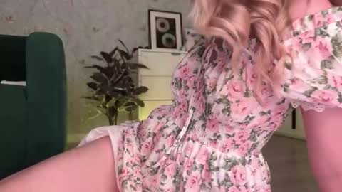 Snapshot of wendy_amber chatting on 10.03.25 Daisy    online show from 10.03.25