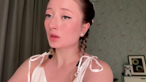 Snapshot of wendy_amber chatting on 10.28.25 Daisy    online show from 10.28.25