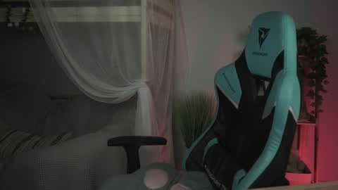 Snapshot of wesleegray chatting on 10.19.25 little girl who is always rightLisa online show from 10.19.25