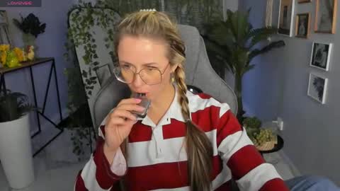 Snapshot of whitneypunnch chatting on 04.17.26 whitneypunnch online show from 04.17.26