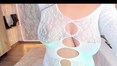 Snapshot of whitneyyfox chatting on 03.26.26 whitneyyfox online show from 03.26.26