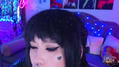 Snapshot of wickedxqueen chatting on 01.01.25 Laura  online show from 01.01.25