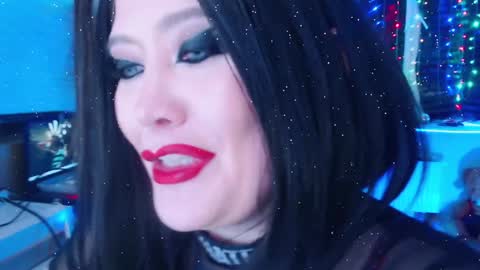 Snapshot of wickedxqueen chatting on 01.12.25 Laura  online show from 01.12.25