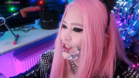 Snapshot of wickedxqueen chatting on 02.08.25 Laura  online show from 02.08.25