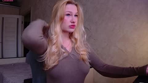 Snapshot of wild_b_e_r_r_y chatting on 01.06.25 Amber online show from 01.06.25