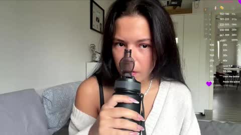 Mia online show from 11.28.25