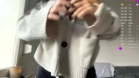 Mia online show from 12.21.25