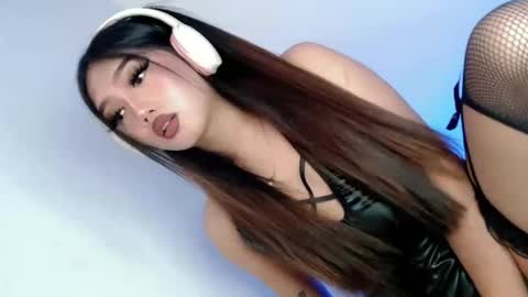 LE XI online show from 11.25.25