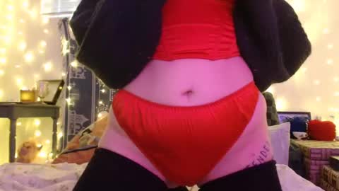 Snapshot of wingardiumleveveosa chatting on 12.25.24 Eevie online show from 12.25.24