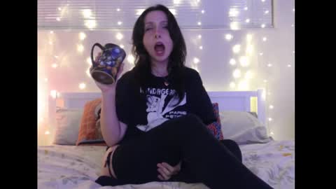 Snapshot of wingardiumleveveosa chatting on 02.04.25 Eevie online show from 02.04.25