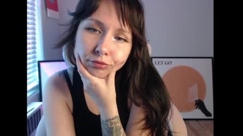 Snapshot of wingardiumleveveosa chatting on 09.13.25 Eevie online show from 09.13.25
