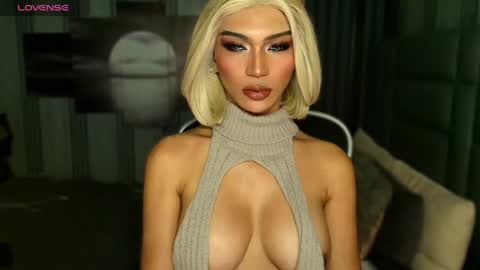 Snapshot of womanofyourdesire_ts chatting on 05.01.26 Julia online show from 05.01.26