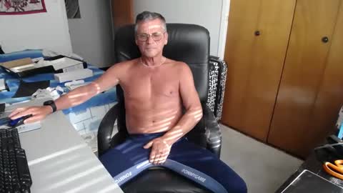 Snapshot of worldlarge chatting on 12.25.24 Large one online show from 12.25.24