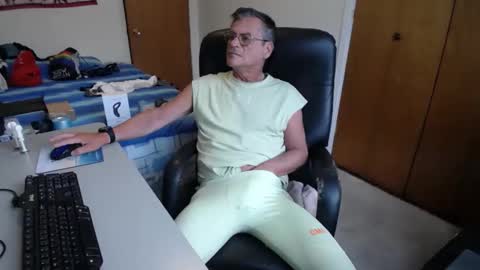 Snapshot of worldlarge chatting on 01.05.25 Large one online show from 01.05.25