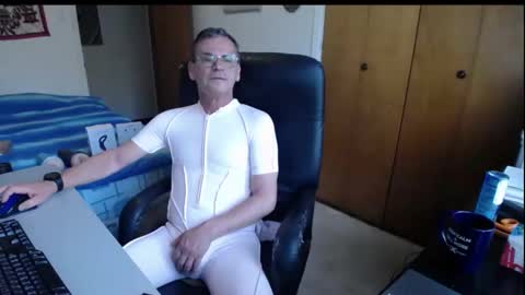 Snapshot of worldlarge chatting on 09.28.25 Large one online show from 09.28.25