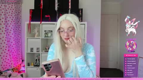 Snapshot of wrenvalentine chatting on 09.25.25 Wren Valentine online show from 09.25.25