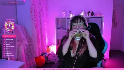 Snapshot of wrenvalentine chatting on 11.22.25 Wren Valentine online show from 11.22.25