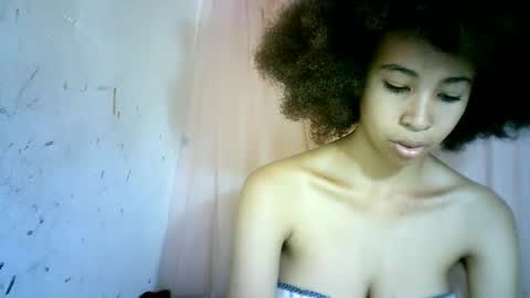 Snapshot of xenna610827 chatting on 02.19.25 xenna610827 online show from 02.19.25