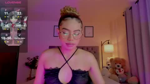 Snapshot of ximena_sotto1 chatting on 06.15.26 camila online show from 06.15.26