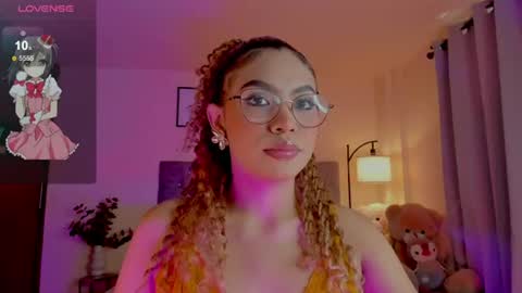Snapshot of ximena_sotto1 chatting on 06.28.26 camila online show from 06.28.26