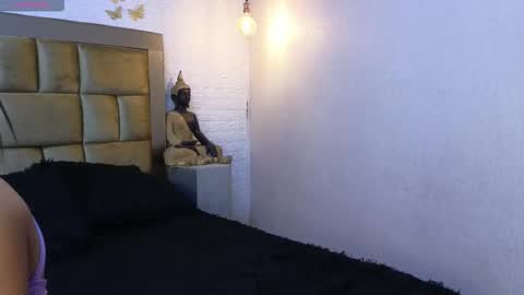 Snapshot of ximenawilliamss chatting on 10.10.25 ximena online show from 10.10.25