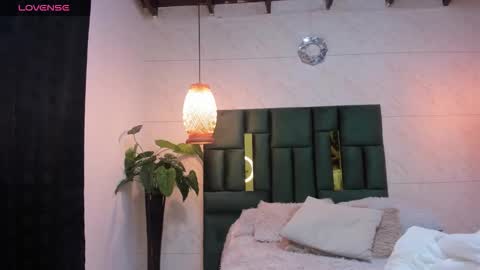 Snapshot of ximenawilliamss chatting on 12.19.25 ximena online show from 12.19.25