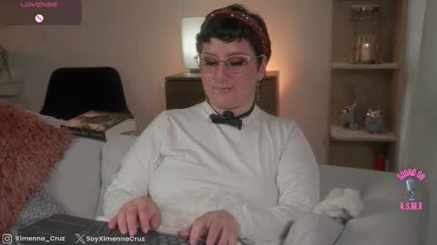 Snapshot of ximenna_cruz_ chatting on 10.24.25 Xime Independent Artist online show from 10.24.25