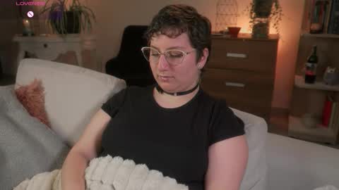 Snapshot of ximenna_cruz_ chatting on 11.16.25 Xime Independent Artist online show from 11.16.25