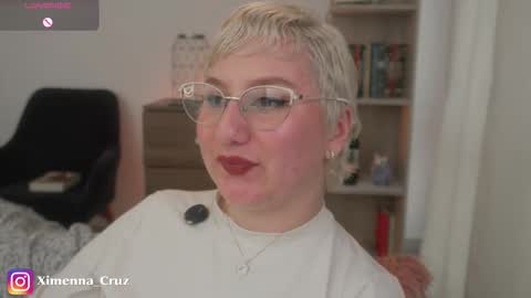 Snapshot of ximenna_cruz_ chatting on 11.25.25 Xime Independent Artist online show from 11.25.25