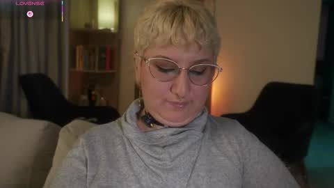 Snapshot of ximenna_cruz_ chatting on 12.03.25 Xime Independent Artist online show from 12.03.25