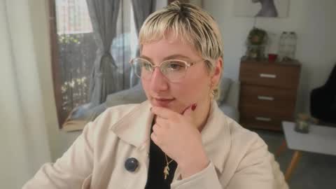 Snapshot of ximenna_cruz_ chatting on 01.11.26 Xime Independent Artist online show from 01.11.26