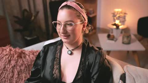 Snapshot of ximenna_cruz_ chatting on 06.01.26 Xime Independent Artist online show from 06.01.26