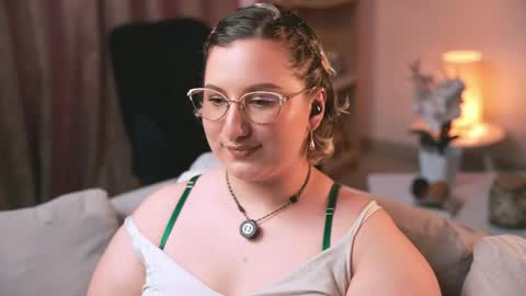 Snapshot of ximenna_cruz_ chatting on 06.07.26 Xime Independent Artist online show from 06.07.26