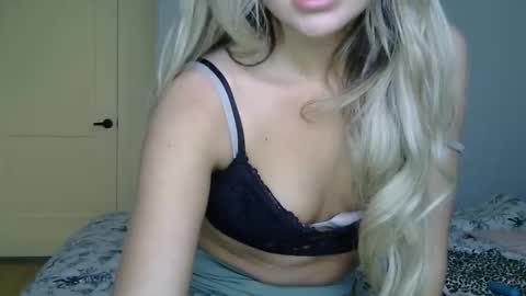 Snapshot of xoxolala32 chatting on 05.10.26 Lacey Loo online show from 05.10.26